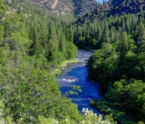 A river runs through mountains. 